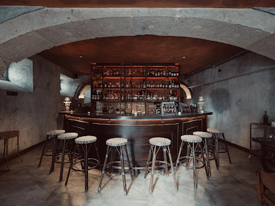 Arco Cocktail Bar & Café