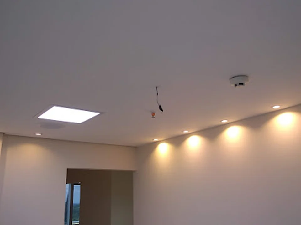ELETRICISTA LUCAS EM LISBOA e Handy Man SERVIÇOS EM GERAL: Tomadas Iluminação Disjuntor Aquecedor Pladur Pintura etc..