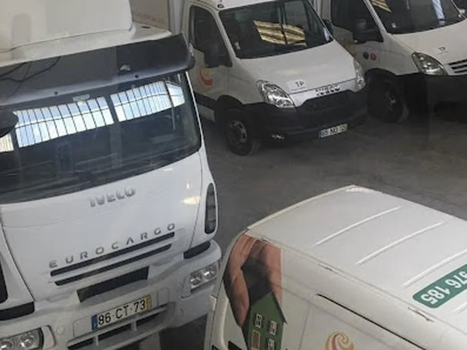 Foto de Realce Medeiros Transportes e Mudanças Lisboa / Cascais/ Almada / Portugal de Norte a Sul , e Europa