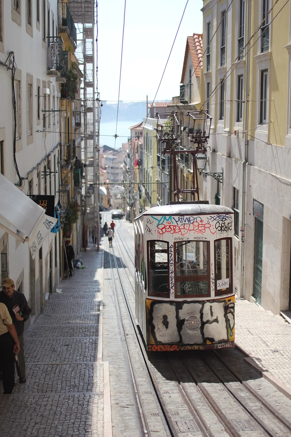 Elétrico amarelo numa rua de Lisboa