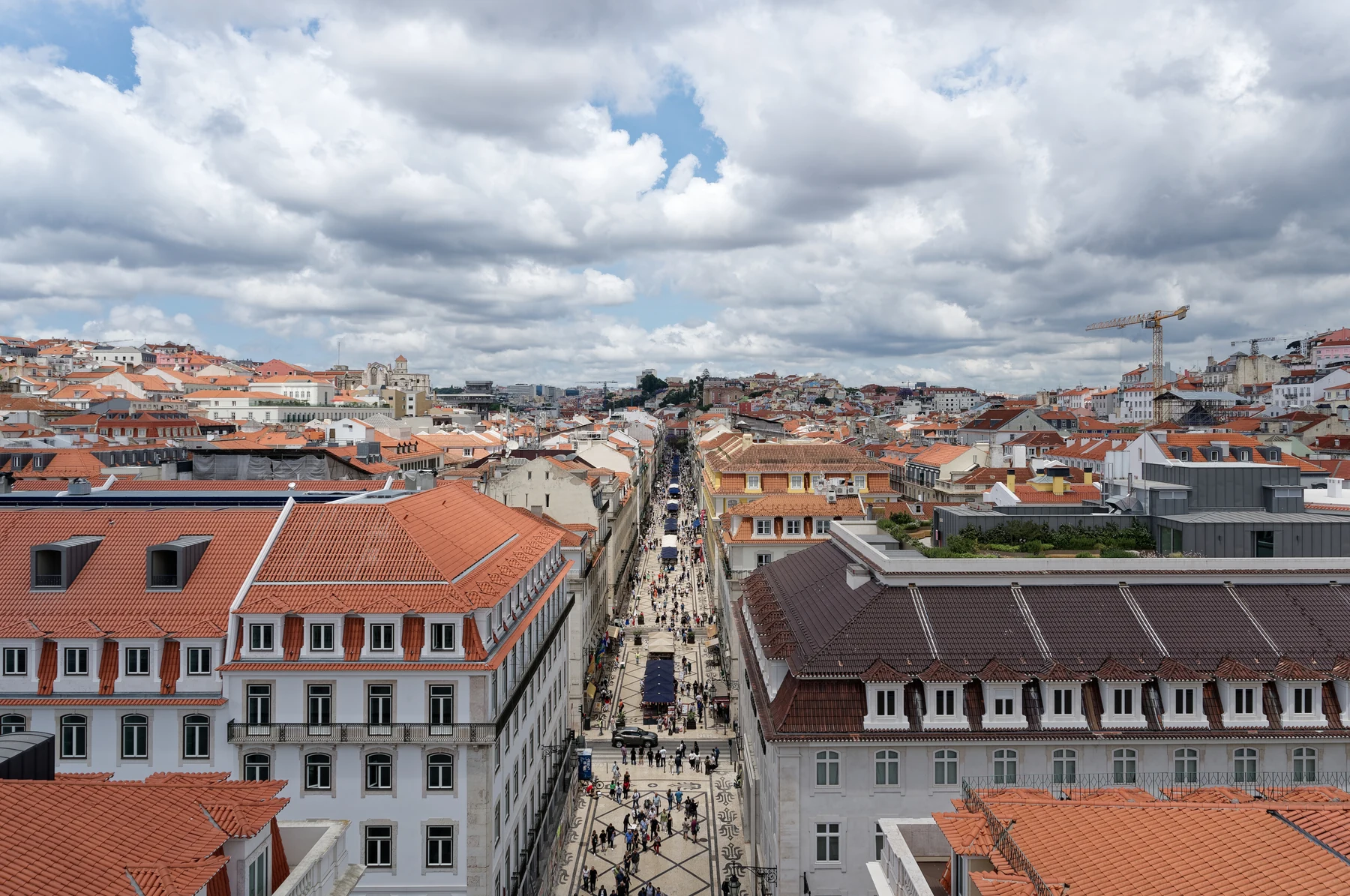 Rua Augusta vista do arco, com a Baixa e o movimento pedonal