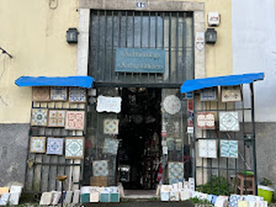 Authentica-sociedade Comercial De Compra E Venda De Antiguidades Rariedades E Artesanato Lda, Lisboa