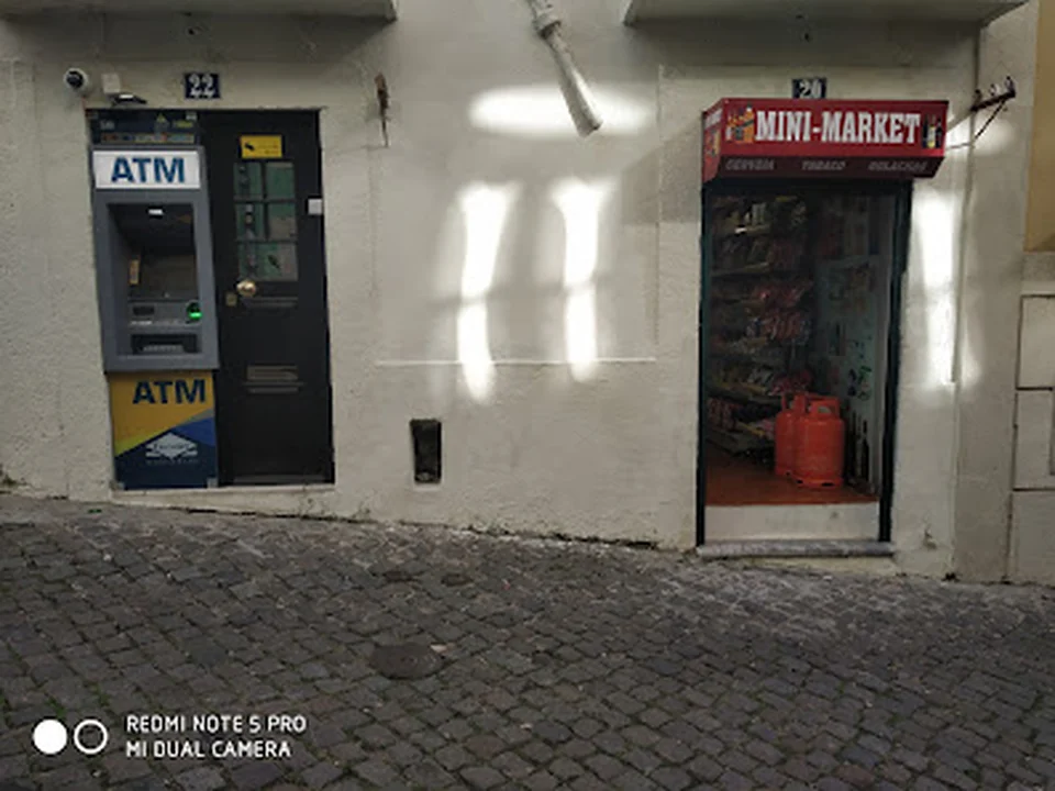 Mini Market Bhatt & Luggage storage, Lisboa
