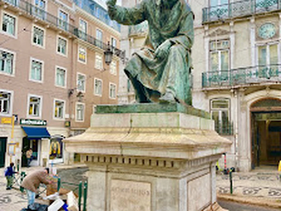 Estátua a António Ribeiro Chiado, Lisboa